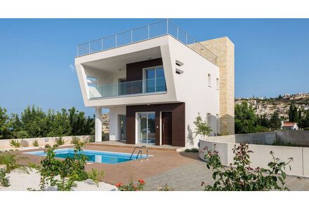 Villa by the sea in Paphos (downtown) Cyprus area 200m² 2 floors