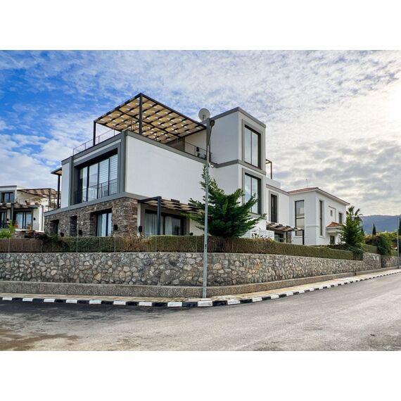 Apartment 3-room 2+1 by the sea in Alsancak Cyprus area 84m² 1 floor
