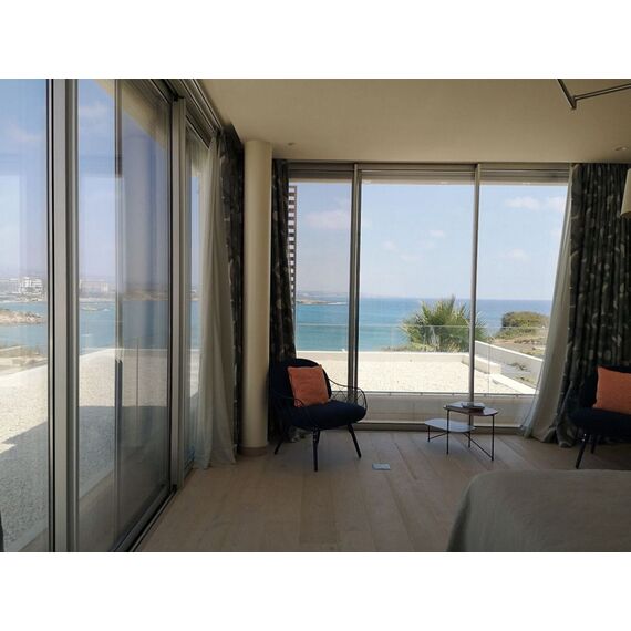 Villa by the sea in Paphos (downtown) Cyprus area 300m² 2 floors, 4 image